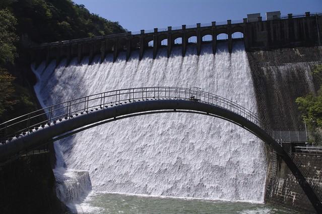 写真) 2019年4月6日(土)日本ダムアワード2018で放流賞を受賞した千苅ダム(兵庫県)
