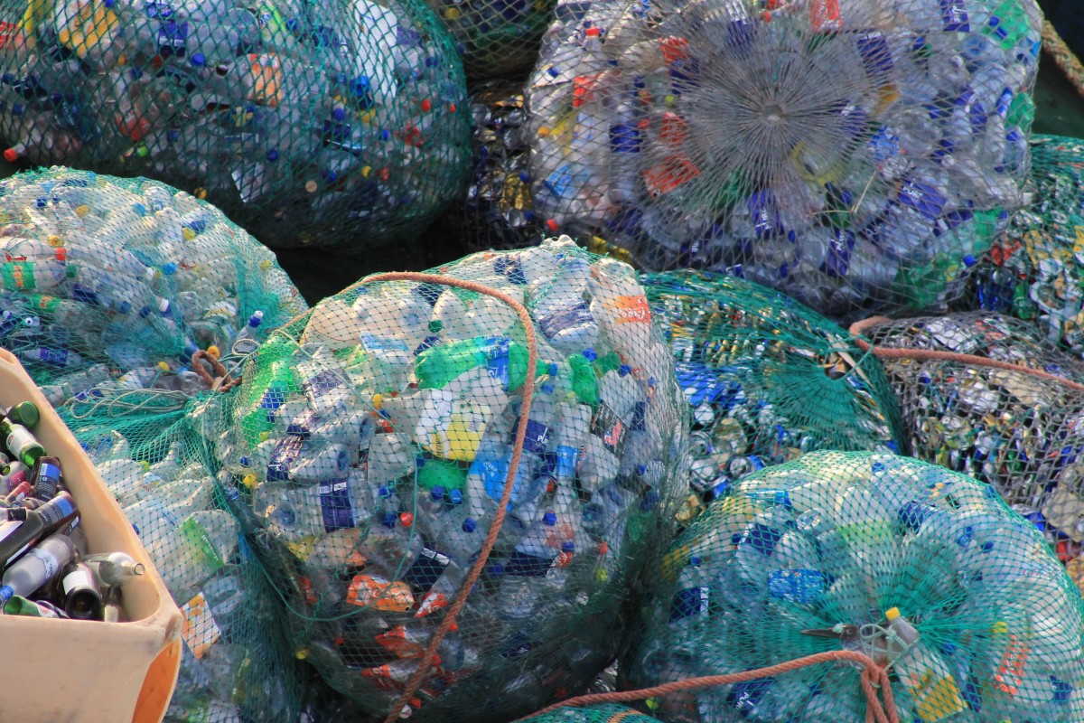 写真) プラスチックごみ