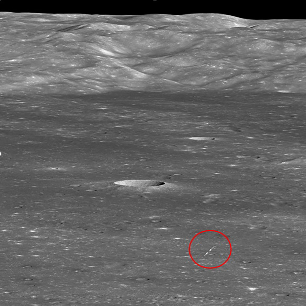写真)無人探査機「嫦娥(じょうが)4号」着陸地点(赤丸の中の矢印の部分)