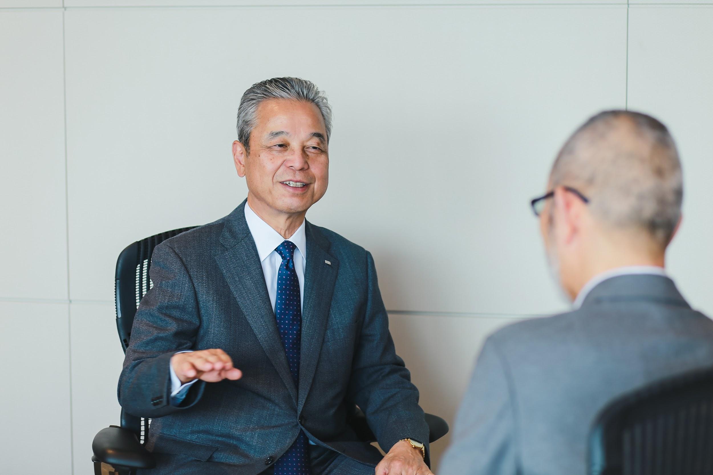 写真) インタビューに答える小野田聡社長