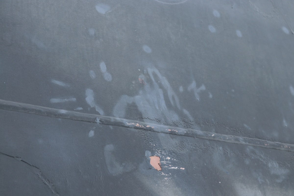 写真)水雷を除去した際についた手の跡