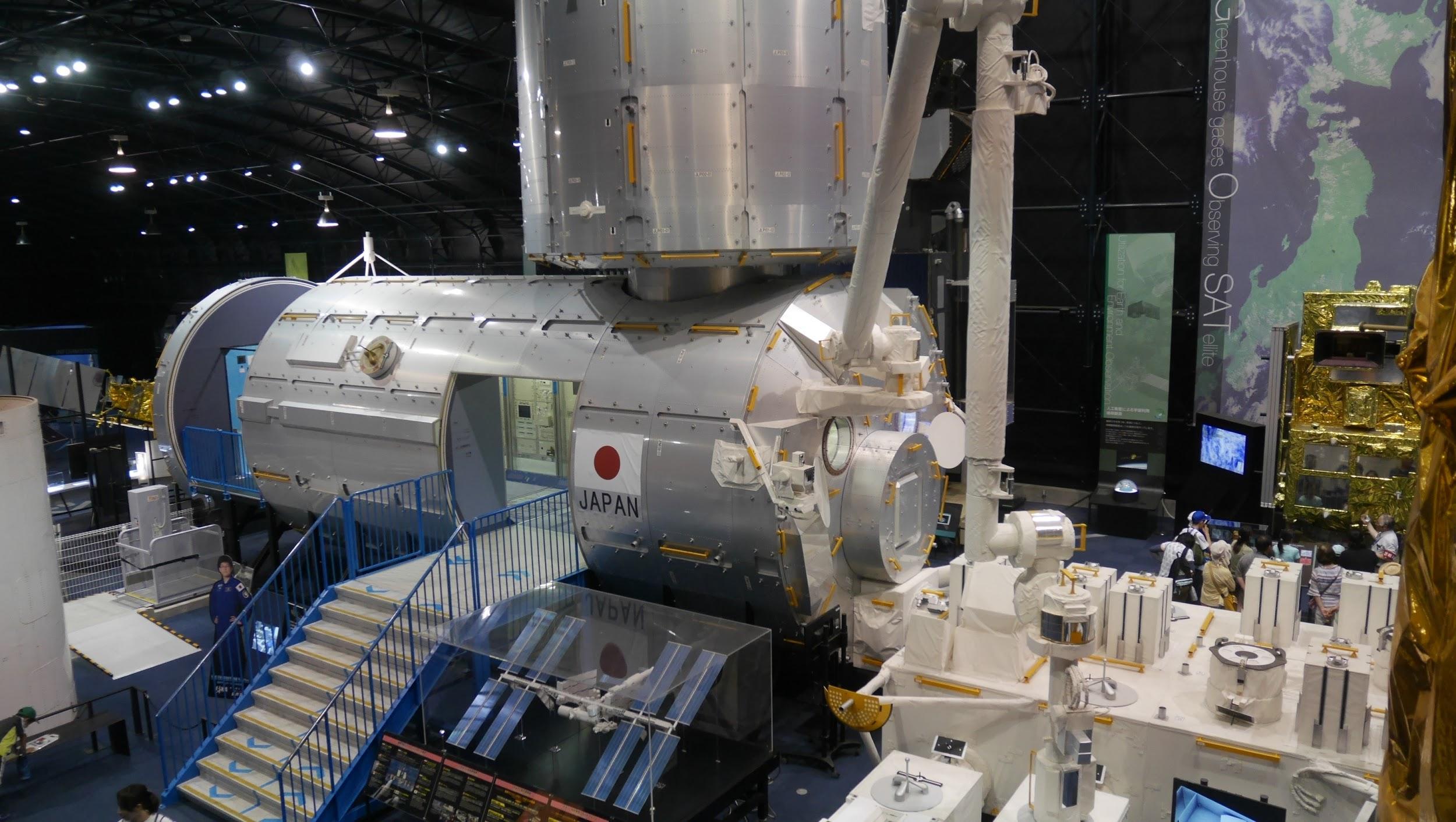 写真) 国際宇宙ステーション・日本実験棟「きぼう」の実物大モデル