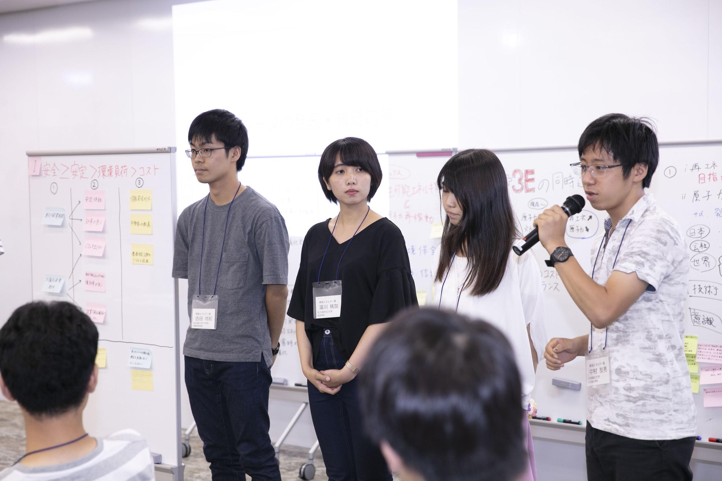 写真)1班発表の様子