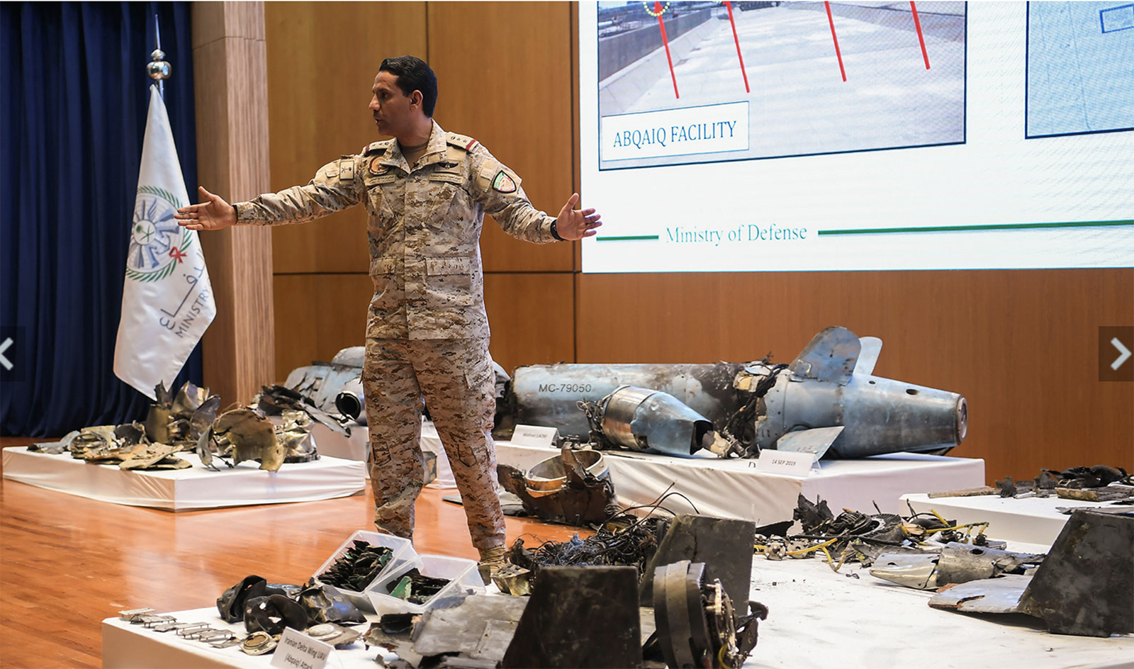 写真)石油施設攻撃で使用されたイラン製の巡航ミサイルや無人機のものとされる残骸を公開するサウジ国防省のトゥルキ・マリキ報道官(サウジアラビアの首都リヤド)