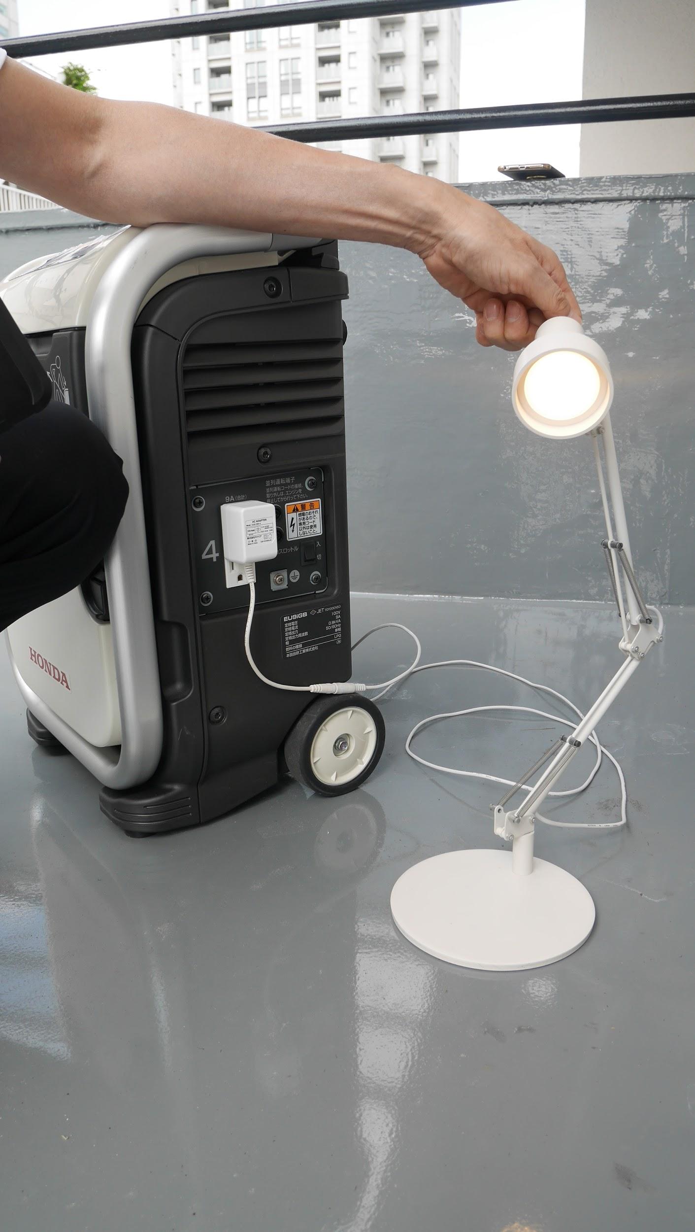 写真)電気がつくか確認しているところ