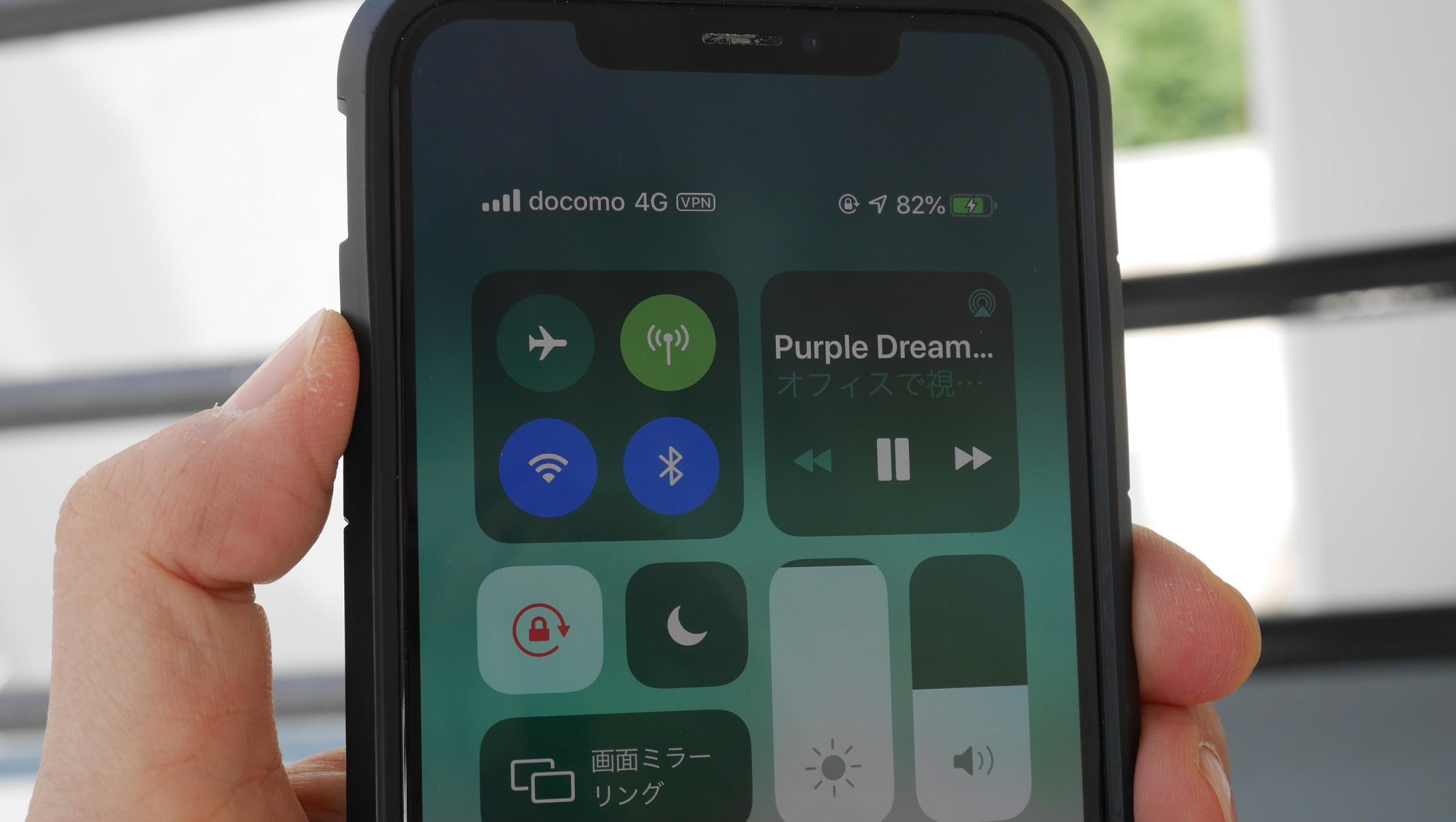 写真)スマートフォンを充電しているところ