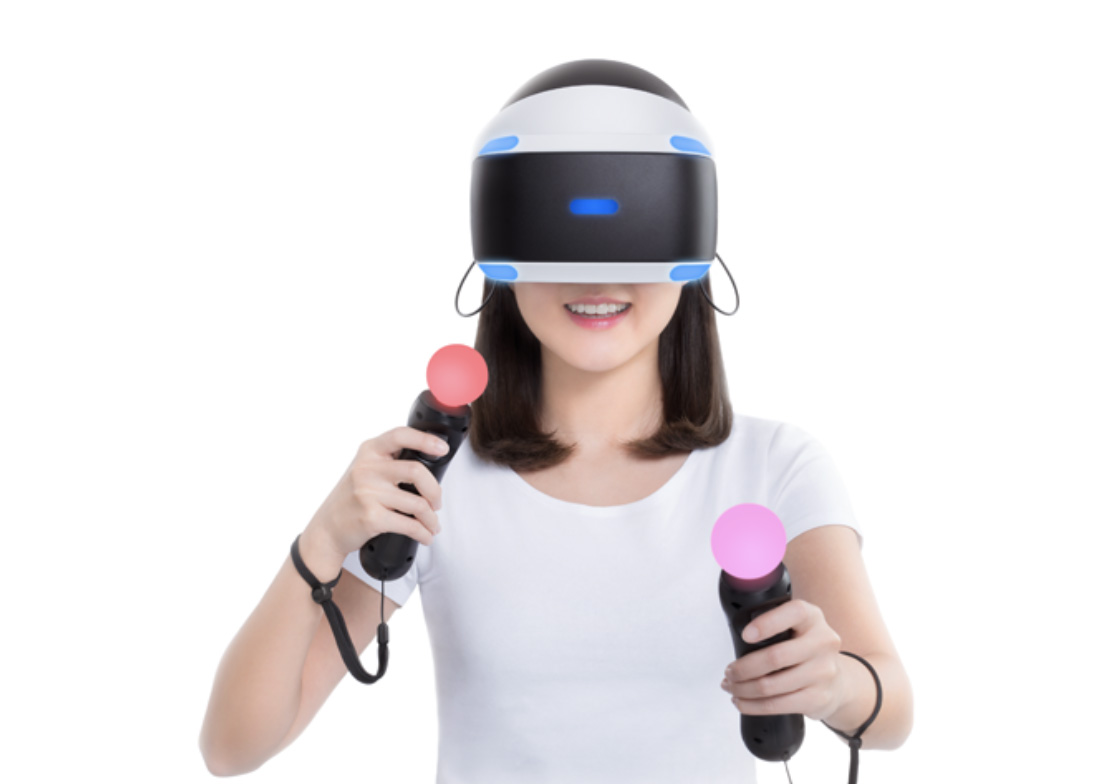 写真)Play Station VRでゲームをする様子