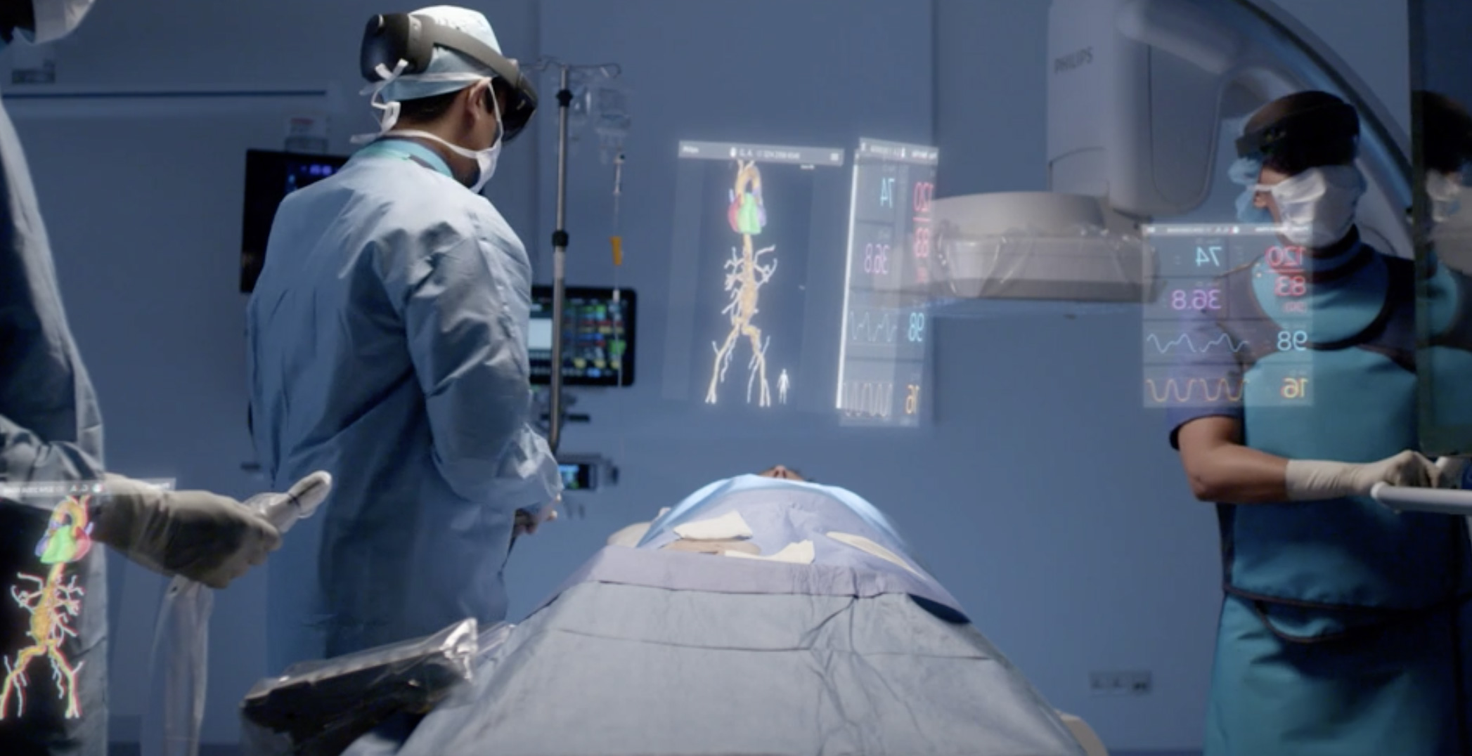 写真)医療現場でHoloLens 2を使用している様子。