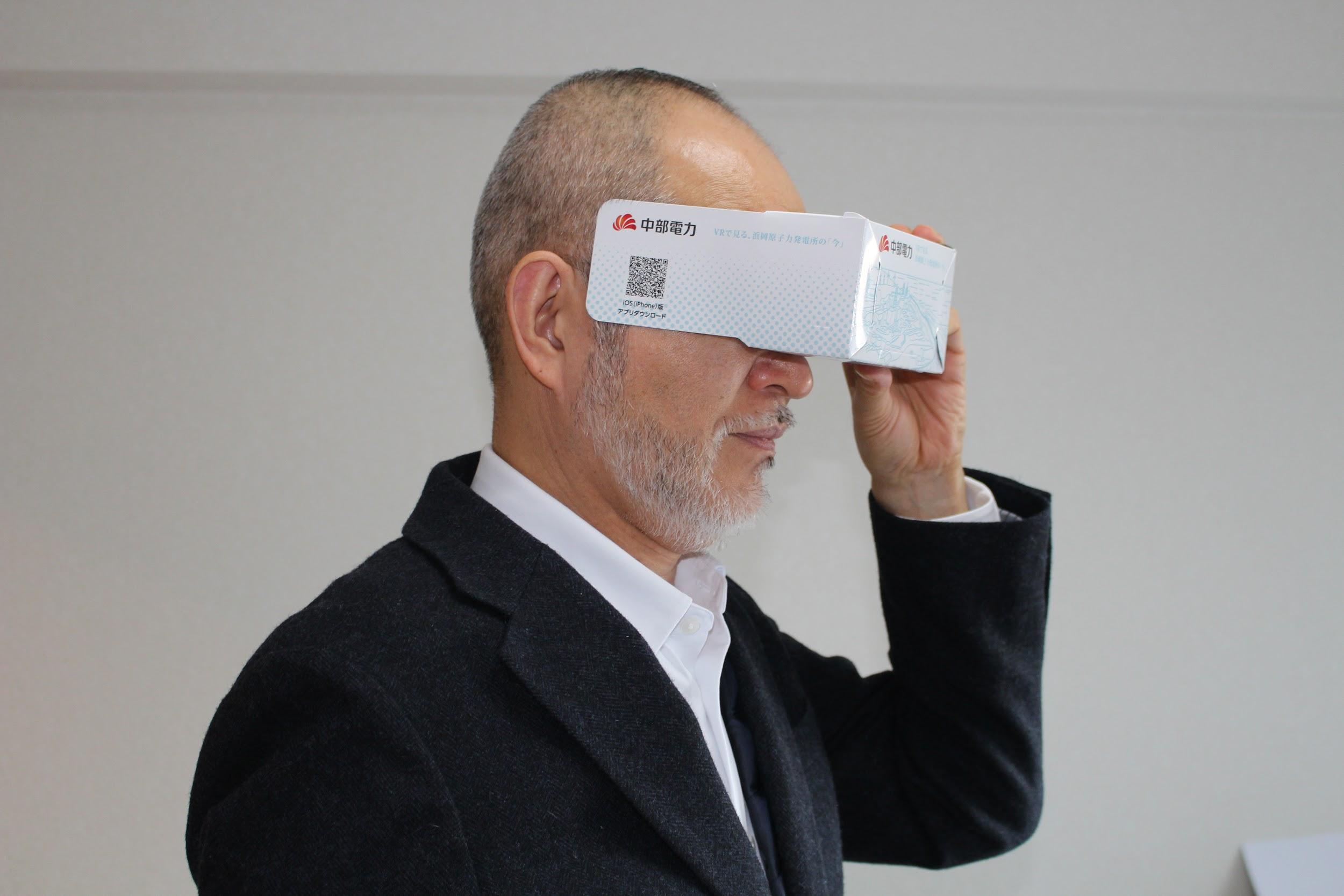 写真)筆者VRスコープ装着写真