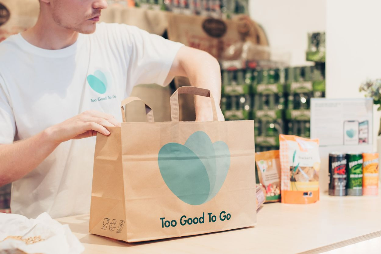 写真)デンマーク発のフードシェアリングサービス企業Too Good To GO 売れ残り商品は”Magic Box”と呼ばれる袋で渡される。