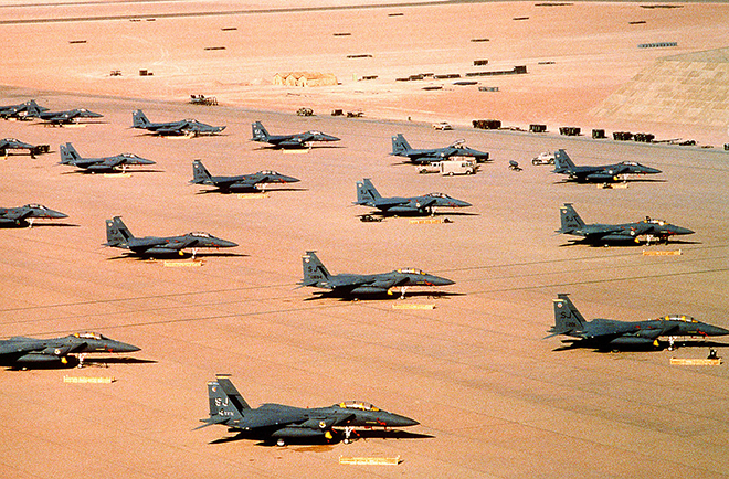 (写真2)砂漠の盾作戦の最中に活動する米国空軍のF-15E戦闘爆撃機