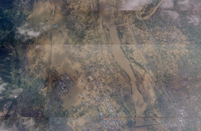 写真)千曲川(長野市付近)の氾濫状況(10月13日撮影)