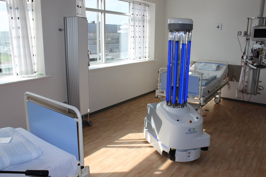 写真)病室内を紫外線で消毒するロボット