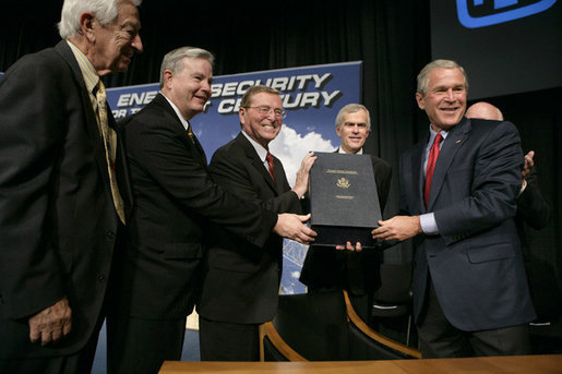 写真7:2005年米国の原子炉建設を促進するために設計されたエネルギー政策法にサインしたジョージW.ブッシュ