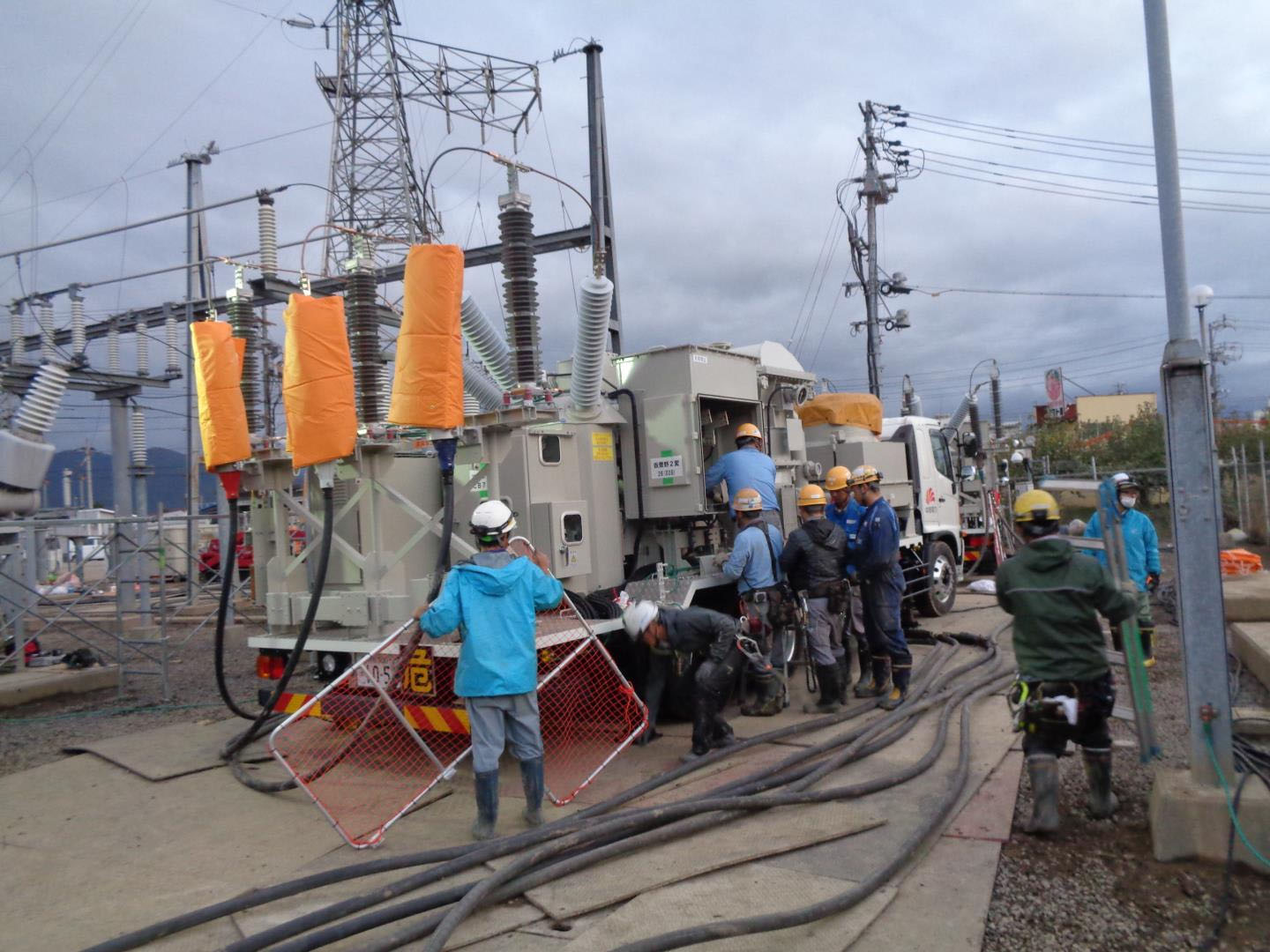 写真)豊野変電所に設置された移動式変電所