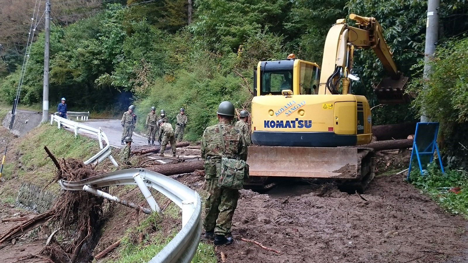 写真)自衛隊による道路啓開作業