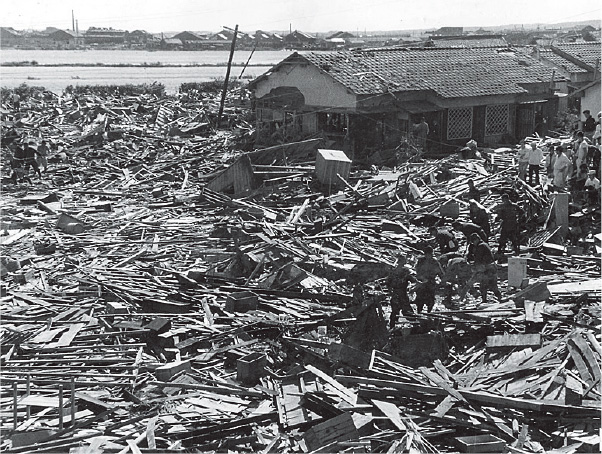 写真)伊勢湾台風 高潮と暴風により倒壊した家屋(愛知県半田市)