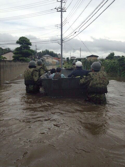 写真)平成27年9月関東・東北豪雨における自衛隊の救助活動の様子
