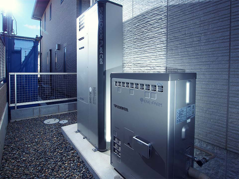写真)神戸市の住宅に設置された大阪ガスの「エネファームtype S」手前右側が発電部で、奥の背の高いユニットが貯湯部