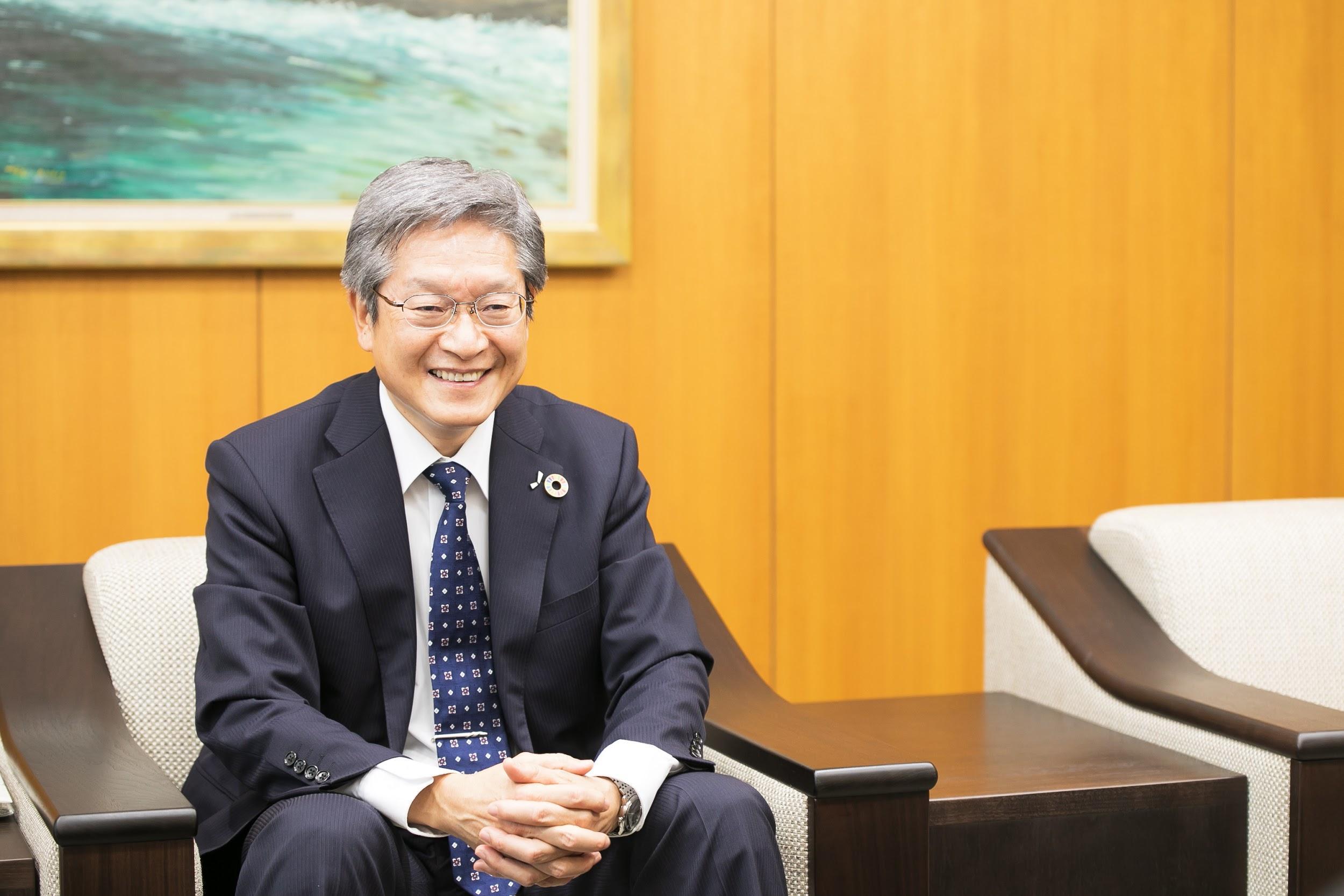 写真)鈴木英也氏。「何屋だとか関係なくて『再エネ屋』だという思いでやってもらえるようにしてきました。それから、技術営業だと思ってとにかくとことんやってパートナーの企業から信頼を得ようと」