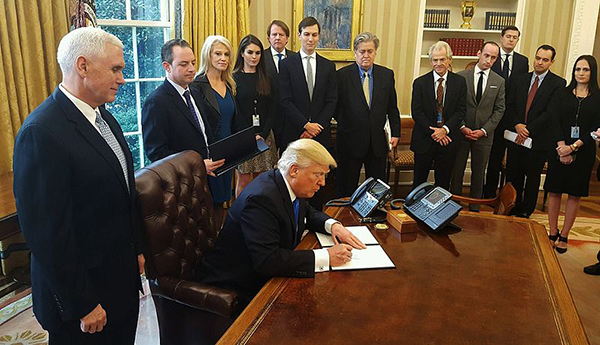 写真2:石油パイプライン建設の大統領令に署名するトランプ氏