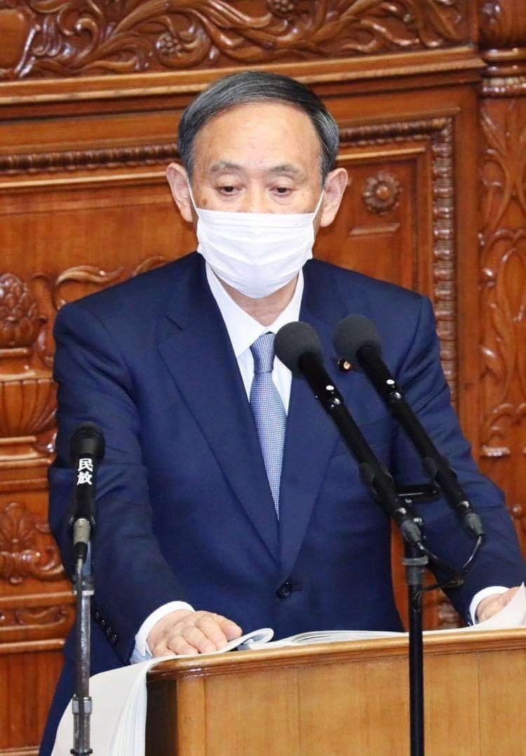 写真)国会で所信表明演説を行う菅首相