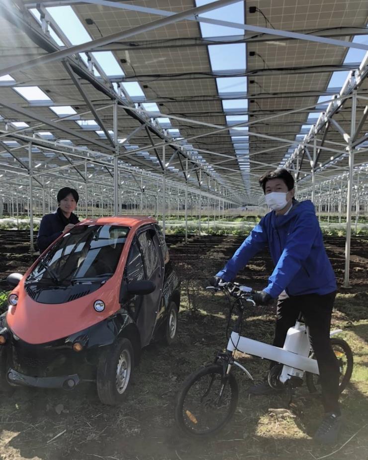 写真)「千葉市大木戸アグリ・エナジー1号機」敷地内でのソーラーシェアリングと蓄電池により走る電動自転車