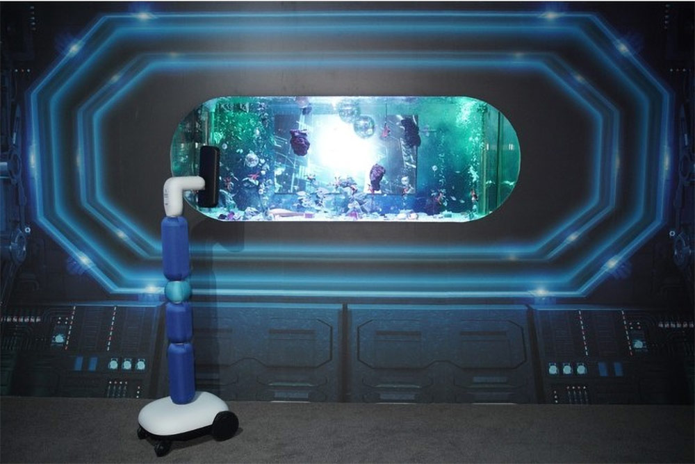 写真)アバターロボットが水槽に近づいている様子