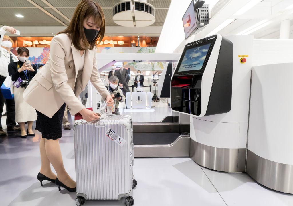 写真)日本電気株式会社「フェイスエクスプレス」デモンストレーションの様子(2021年4月13日 成田国際空港)