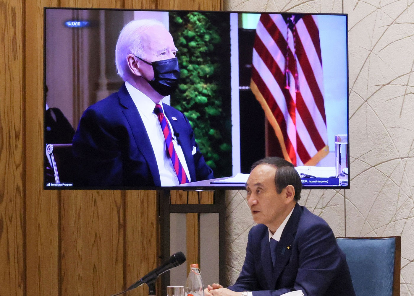 写真)気候サミットで発言する菅首相 2021年4月22日