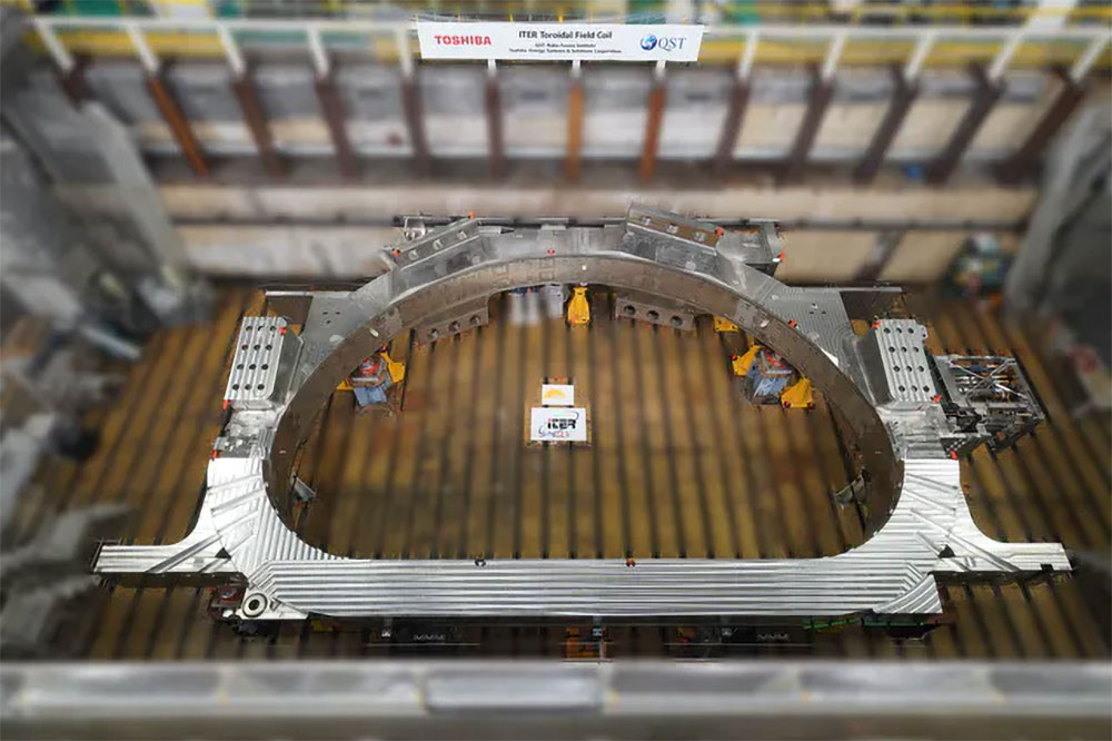 写真)完成したトロイダル磁場コイル初号機