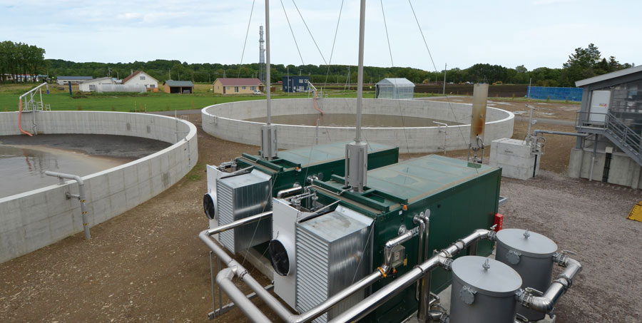 写真)「JAおとふけバイオガスプラント」消化液貯留槽と発電機