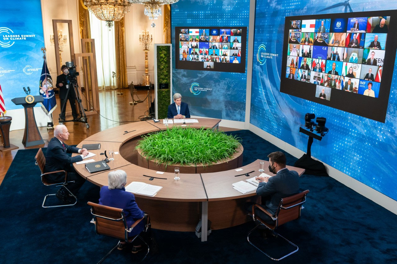 写真)気候サミットで各国首脳とオンライン会議を行うバイデン米大統領