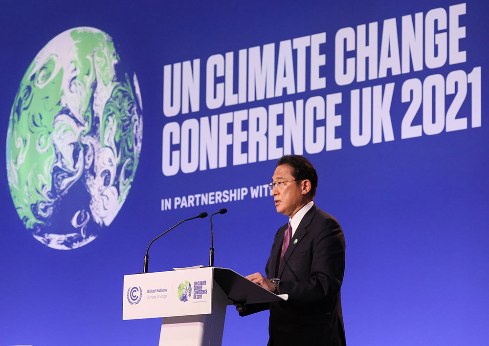 写真)COP26世界リーダーズサミットに登壇する岸田首相 2021年11月2日