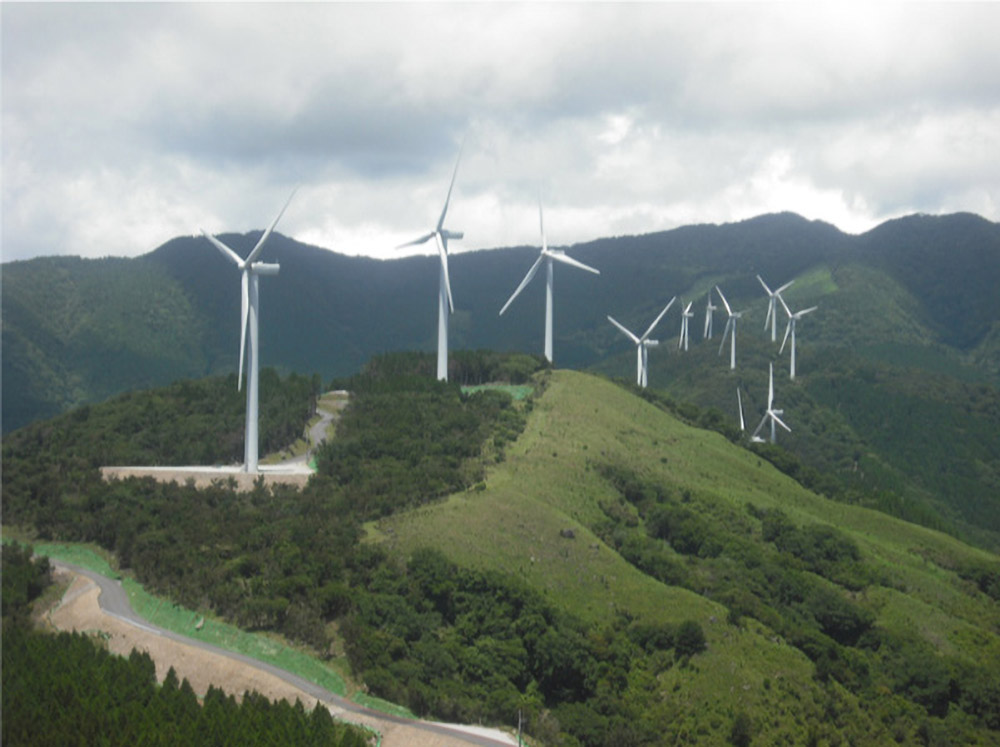 写真)CAESを利用した発電量の変動緩和の実証実験が行われた東京電力東伊豆風力発電所(2015年8月に営業運転を開始)