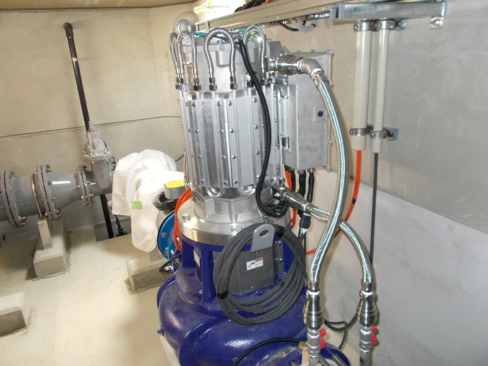 写真)高岡配水場に設置されたマイクロ水力発電