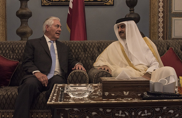 写真3:カタールのドーハにて会談する米ティラーソン国務長官(左)とタミーム首長(右)