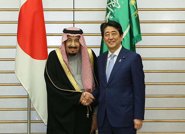 写真1:笑顔で握手を交わす両首脳