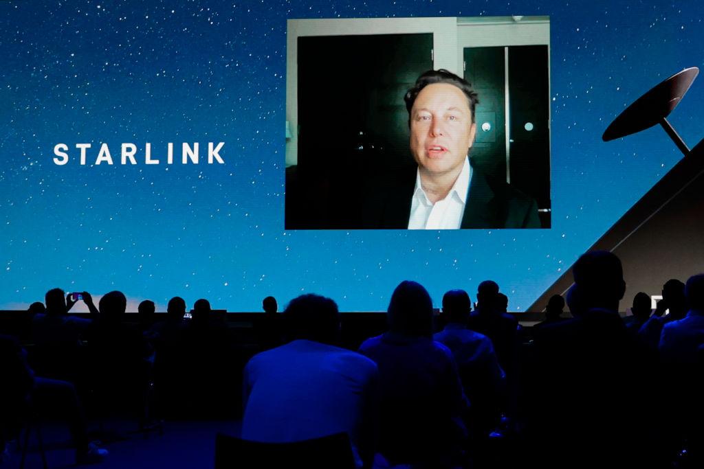 写真)モバイルワールドコングレス(MWC)バルセロナの2日目基調講演で話すイーロン・マスク氏 2021年6月29日 スペイン・バルセロナ