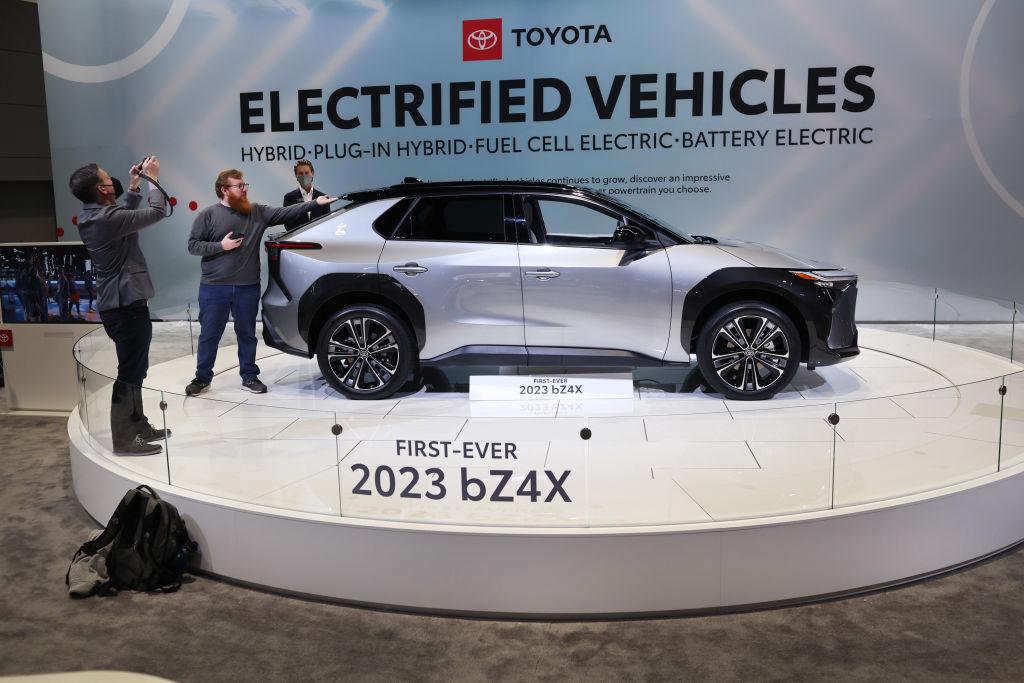 写真)シカゴオートショーで展示されるトヨタ「bZ4X」イリノイ州シカゴ 2022年2月10日