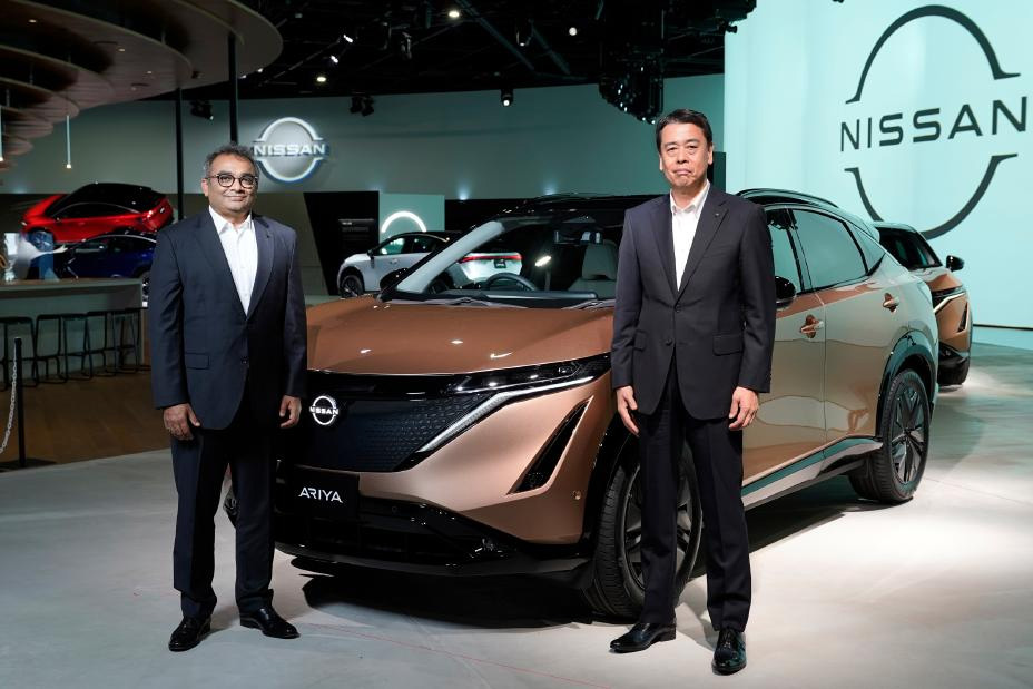 写真)日産「アリア」と日産自動車CEO 内田 誠(右)、COO アシュワニ グプタ(左)