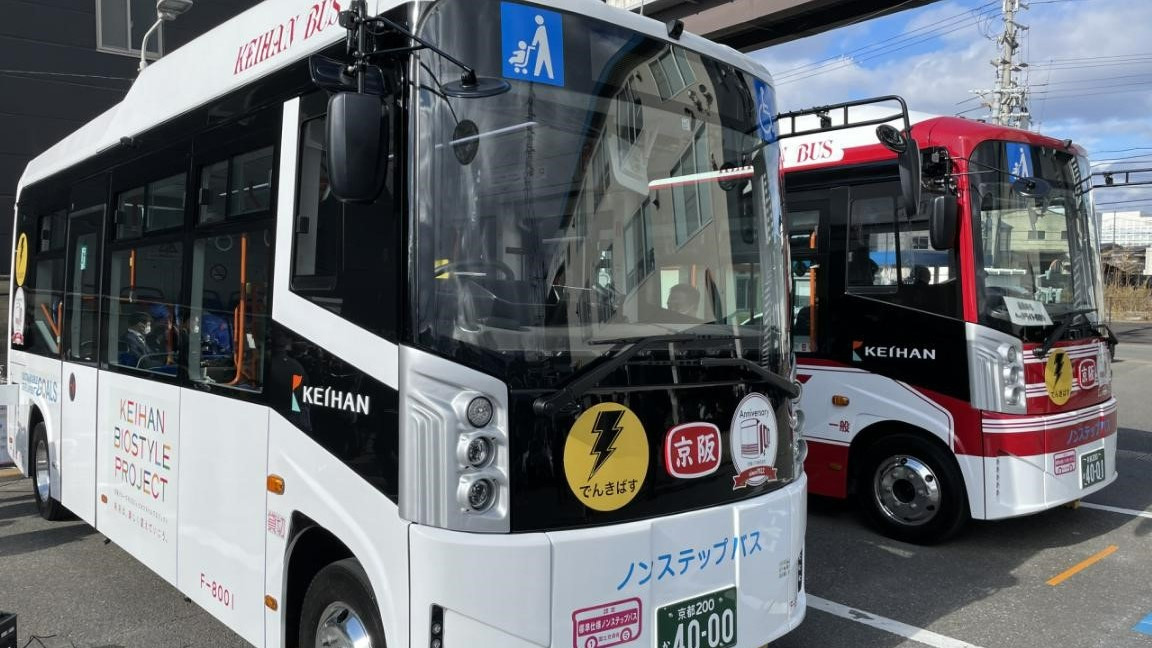 写真)京阪バスに納入された小型電気バス「J6」4台