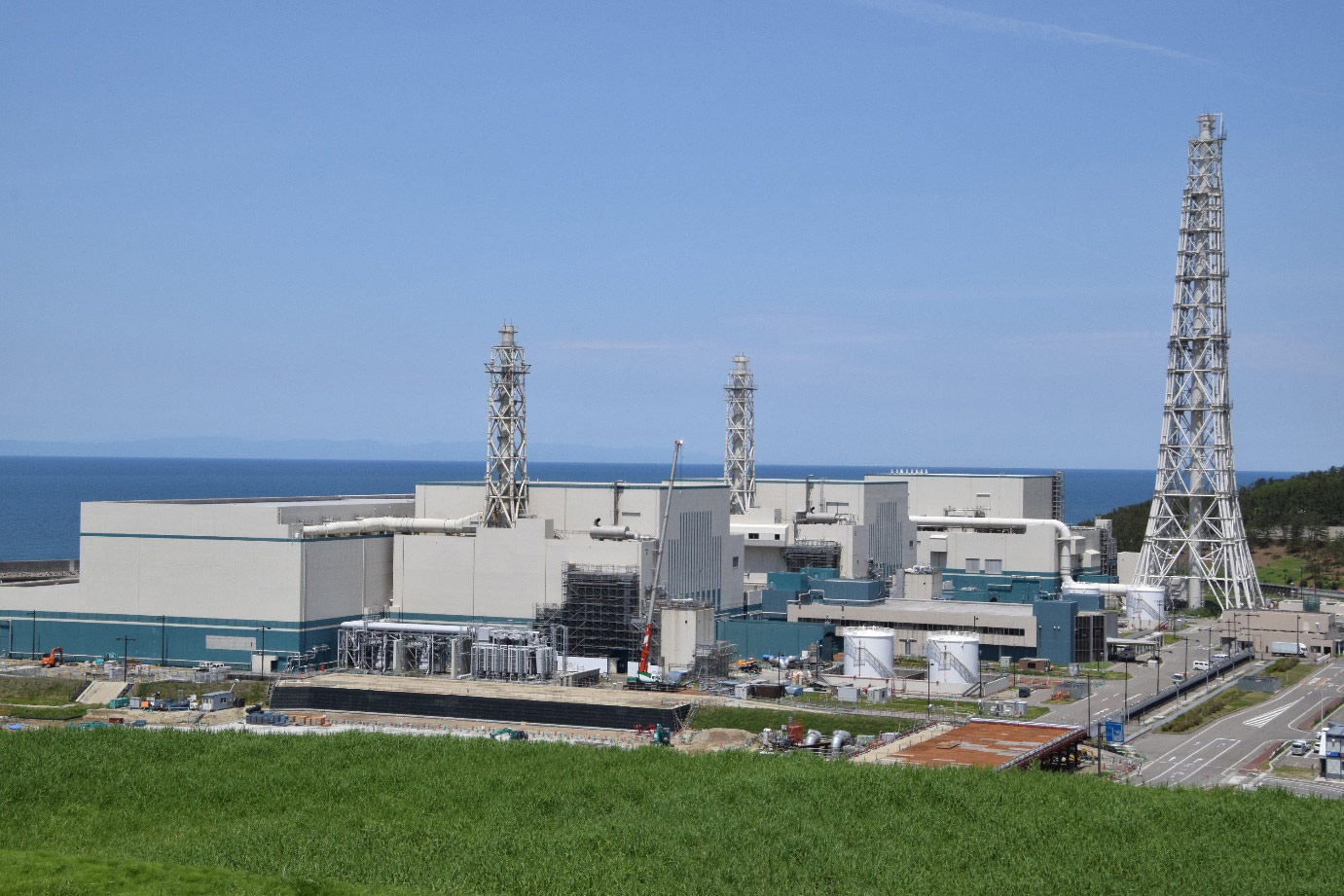 写真)世界最大の総発電出力を誇る東京電力柏崎刈羽原子力発電所
