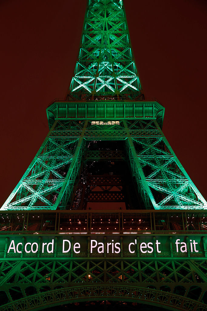 写真)パリCOP21気候変動協定でパリ協定が発効したことを祝し、緑色にライティングされ、「パリ協定が完了しました」とのサインが点灯されたエッフェル塔 2016年11月4日 フランス・パリ