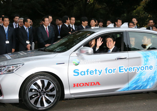 写真5:国会の前庭で自動走行車両に試乗する安倍首相