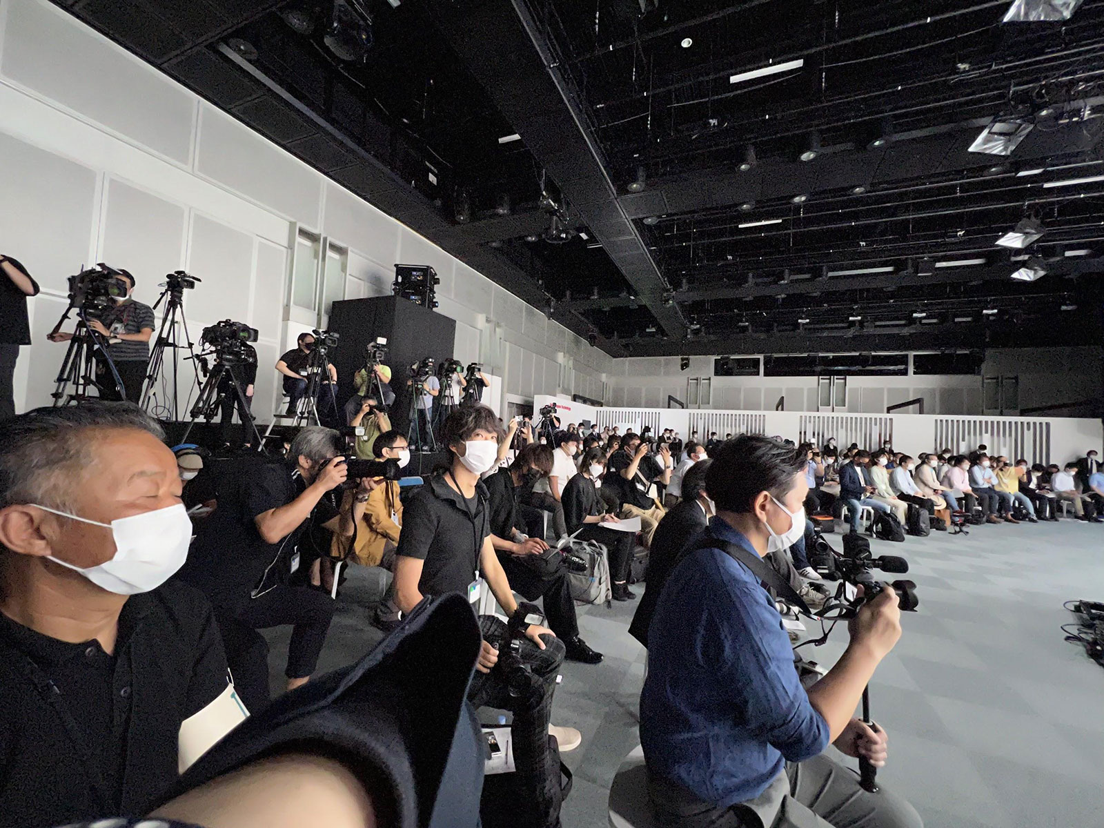 写真)記者会見にのぞむ取材陣