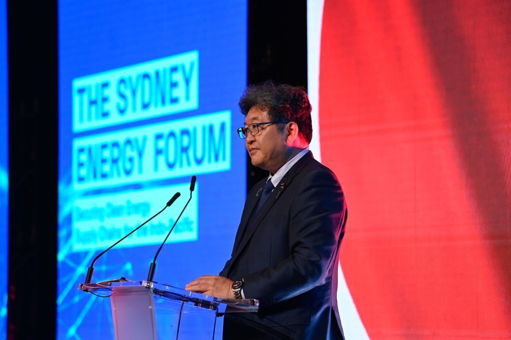 写真)シドニー エネルギー フォーラムで講演する萩生田光一経済産業大臣(当時) 2022年7月13日 オーストラリア・シドニー