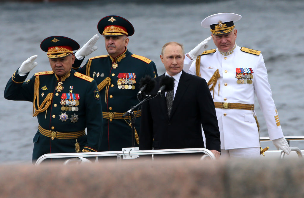 写真)ロシア海軍記念日パレードに出席するプーチン大統領 2022年7月31 日 ロシア・サンクトペテルブルク