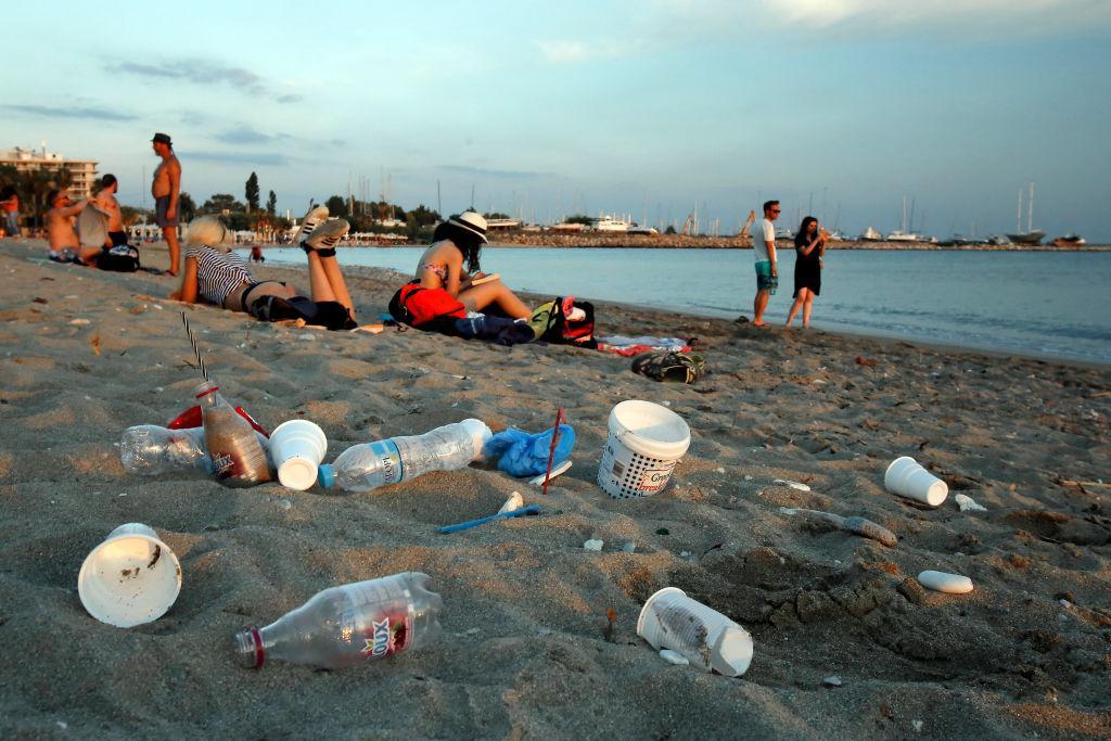 写真)エーゲ海のビーチにすてられたプラスチック製品 2018年6月26日、ギリシャ・アテネ