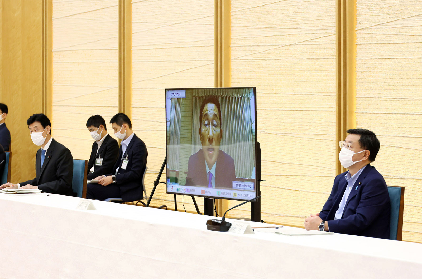 写真) 第2回GX実行会議にリモートで出席し、会議のまとめをおこなう岸田首相 2022年8月24日 東京・千代田区 首相官邸